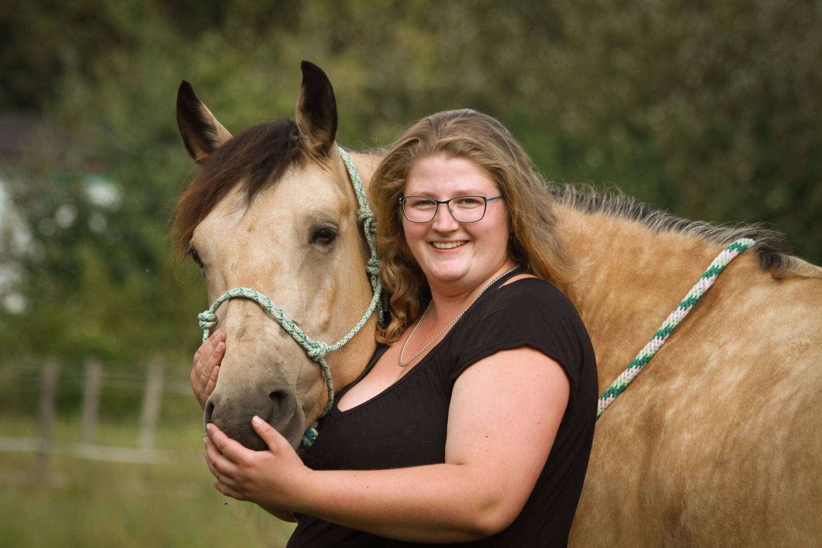 Mailin Wilkens, Expertin in der Tiertherapie. Im Raum Saar-Pfalz Kreis. Behandelt Mailin Wilkens mit viel Liebe und Hingabe , Hund und Pferd.